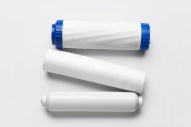 Gri arkaplanda yeni su filtresi kartuşları