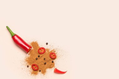 Soluk turuncu arka planda taze kırmızı biber ve baharatlar.
