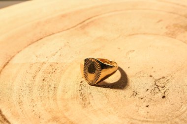 Ahşap arka planda güzel bir halka