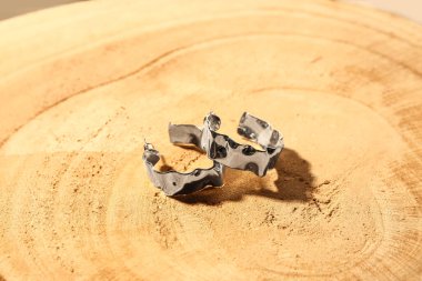 Ahşap arka plan üzerinde güzel küpe