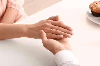 Masada el ele tutuşan nişanlı çift, yakın plan.