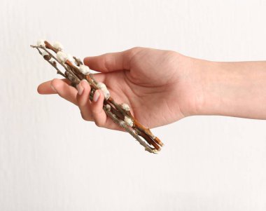 Beyaz arka planda söğüt dalları olan kadın