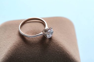 Mavi arkaplanda nişan yüzüğü olan kutu, yakın plan.