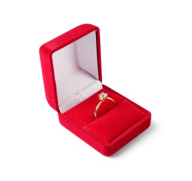 Beyaz arkaplanda altın nişan yüzüğü olan bir kutu