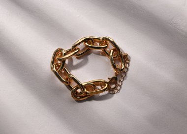 Gri arka planda güzel bir bilezik