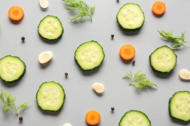 Gri arka planda dereotu ve havuç dilimleri