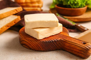 Masada işlenmiş peynir olan tahta