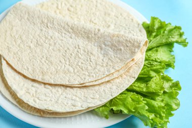 Mavi zemin üzerinde marul olan ince lavaş tabakası.