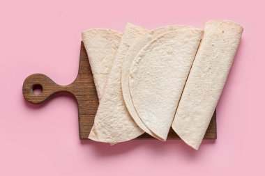 Pembe arka planda ince lavaşlı tahta