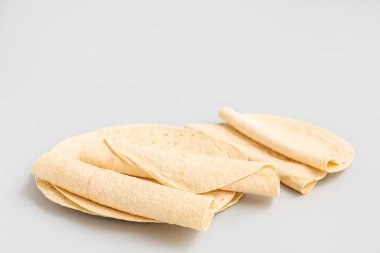 Gri arkaplanda ince lavaş