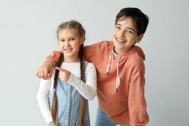 Küçük çocuklar arka plandaki bir şeyi işaret ediyorlar.