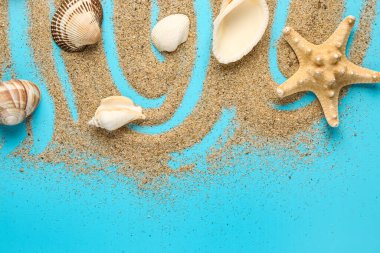 Mavi arka planda deniz yıldızı ve kabuklu kum