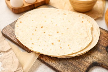 Masada taze lavaş olan ahşap tahta.