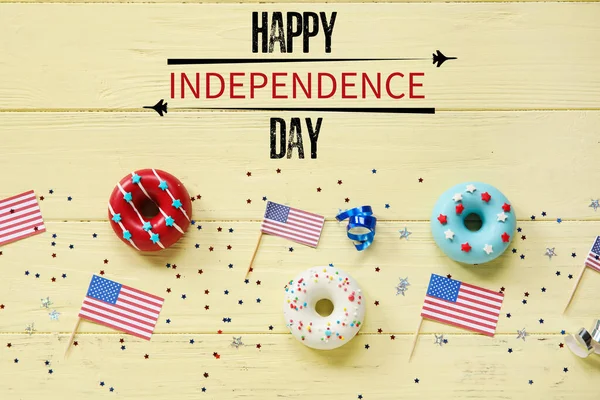 Wenskaart Voor Usa Onafhankelijkheidsdag Met Donuts Amerikaanse Vlaggen Gele Houten — Stockfoto