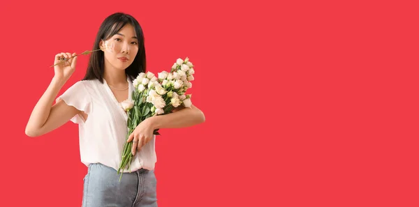 Vacker Asiatisk Kvinna Som Innehar Bukett Eustoma Blommor Röd Bakgrund — Stockfoto