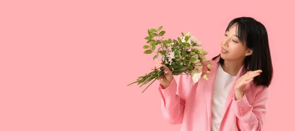 Vacker Asiatisk Kvinna Som Innehar Bukett Eustoma Blommor Rosa Bakgrund — Stockfoto