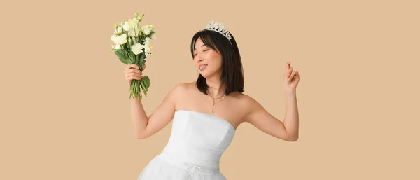 Gyönyörű Fiatal Ázsiai Menyasszony Csokor Eustoma Virágok Bézs Háttér — Stock Fotó