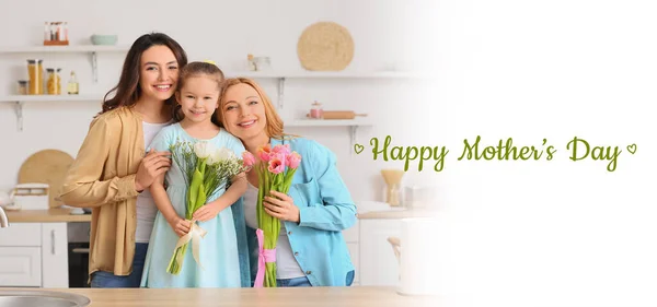 幸せな母の日のための美しい挨拶カード家で幸せな家族と — ストック写真