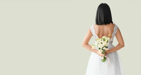 Mooie Jonge Aziatische Bruid Met Boeket Van Eustoma Bloemen Lichte — Stockfoto