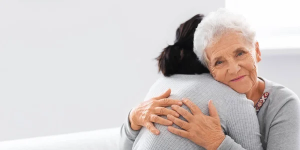 Gelukkig Bejaarde Vrouw Knuffelen Haar Dochter Thuis — Stockfoto