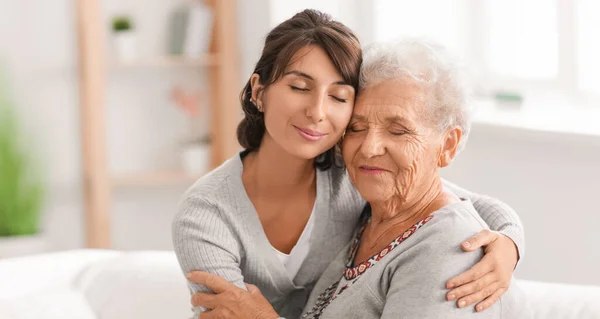 Happy Elderly Woman Her Daughter Home — Stock Photo, Image