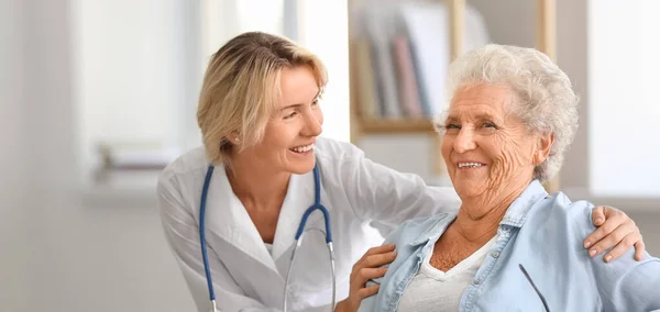 Γιατρός Επισκέπτεται Ευτυχισμένη Ηλικιωμένη Γυναίκα Στο Σπίτι — Φωτογραφία Αρχείου