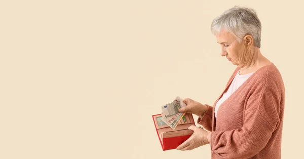 Пожилая Женщина Долларами Бумажником Светлом Фоне Местом Текста — стоковое фото
