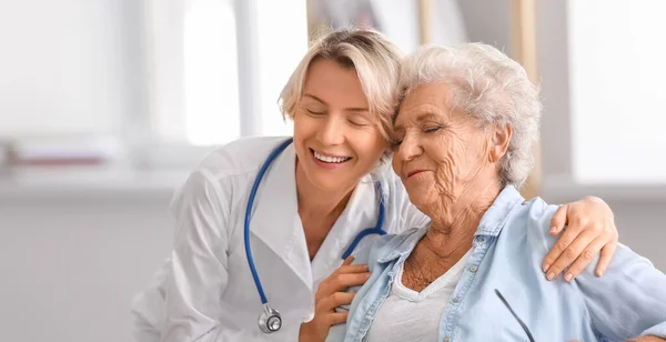 Dokter Bezoekt Gelukkige Oudere Vrouw Thuis — Stockfoto