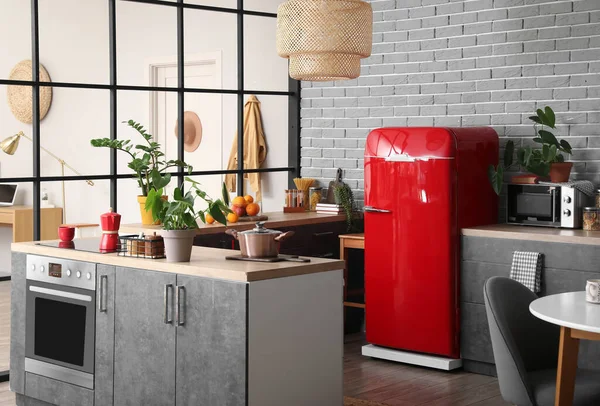スタイリッシュな冷蔵庫付きのモダンなキッチンのインテリア — ストック写真