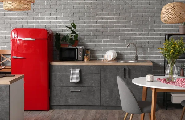 Інтер Сучасної Кухні Стильним Холодильником — стокове фото