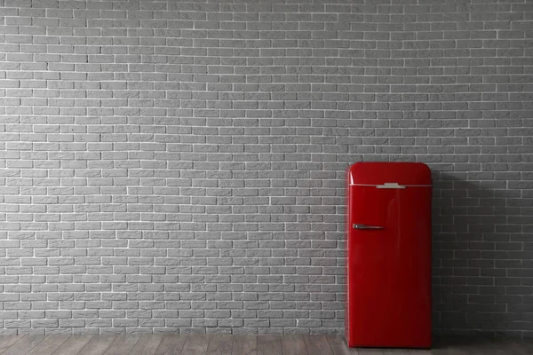 Mutfaktaki Tuğla Duvarın Yanında Şık Bir Buzdolabı — Stok fotoğraf