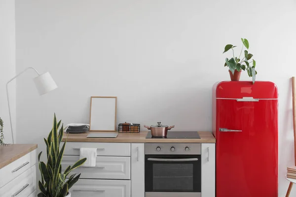 Modern Mutfağın Içinde Şık Bir Buzdolabı — Stok fotoğraf