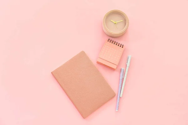 Flip Ημερολόγιο Χαρτί Ξυπνητήρι Και Σημειωματάριο Ροζ Φόντο — Φωτογραφία Αρχείου