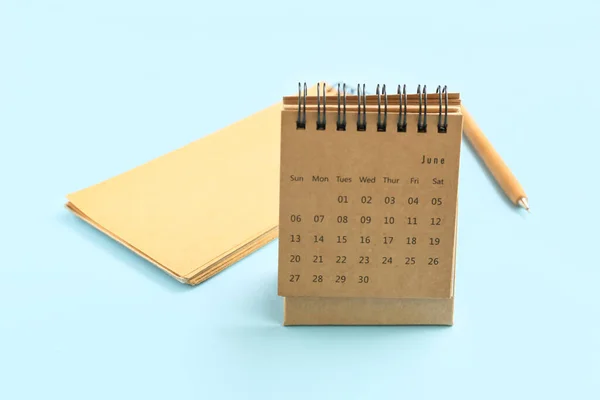 Capovolgere Calendario Carta Giugno Sfondo Blu Primo Piano — Foto Stock