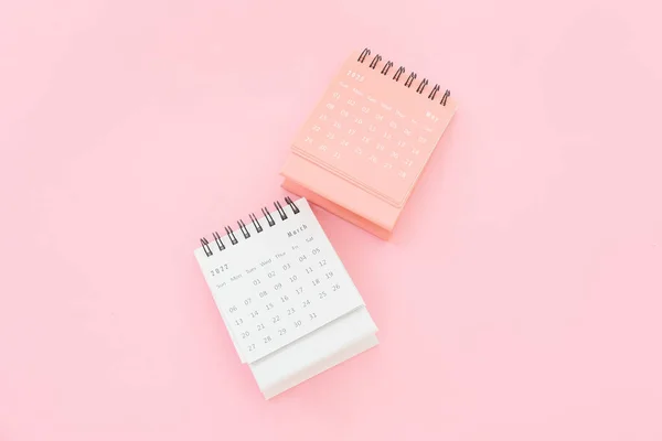 粉色背景的折页纸日历 — 图库照片