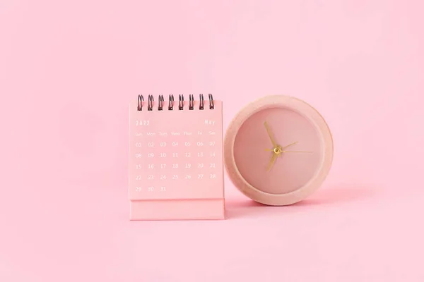 Flip Papieren Kalender Voor Mei Wekker Roze Achtergrond — Stockfoto