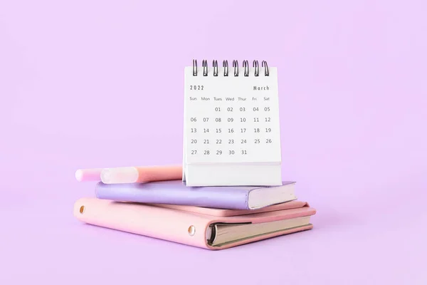 Flip Calendario Papel Para Marzo Con Cuadernos Sobre Fondo Púrpura —  Fotos de Stock