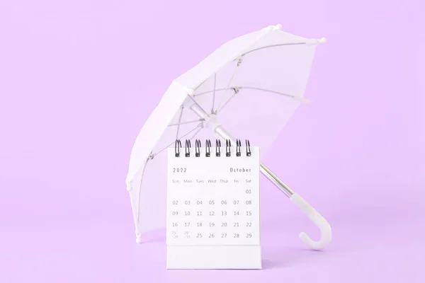 Flip Papper Kalender För Oktober Och Paraply Lila Bakgrund — Stockfoto