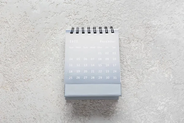 灰色の背景に12月の紙カレンダーを反転 — ストック写真