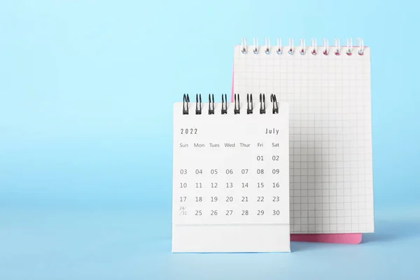 Flip Calendário Papel Para Julho Notebook Sobre Fundo Azul — Fotografia de Stock