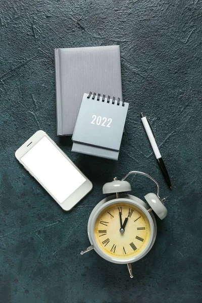Flip Papieren Kalender Wekker Mobiele Telefoon Notebook Donkere Achtergrond — Stockfoto