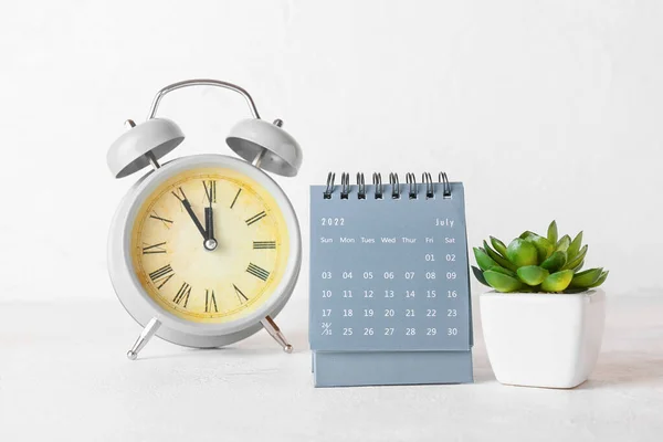 Flip Calendario Papel Para Julio Con Planta Interior Despertador Fondo —  Fotos de Stock