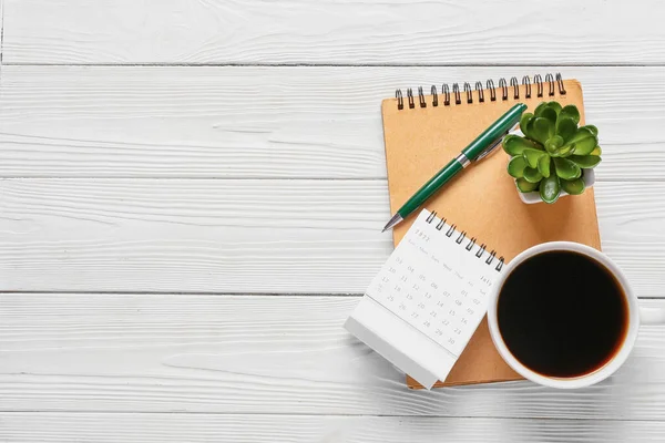 Flip Paper Kalender Mit Tasse Kaffee Notizbuch Und Zimmerpflanze Auf — Stockfoto