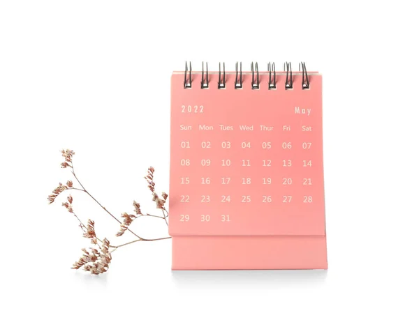 五月的折页纸日历和白色背景的花朵 — 图库照片