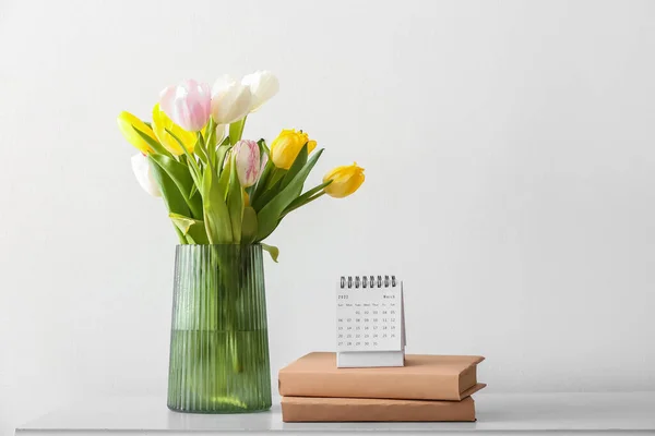 Flip Ημερολόγιο Χαρτί Σημειωματάρια Και Βάζο Λουλούδια Στο Τραπέζι — Φωτογραφία Αρχείου