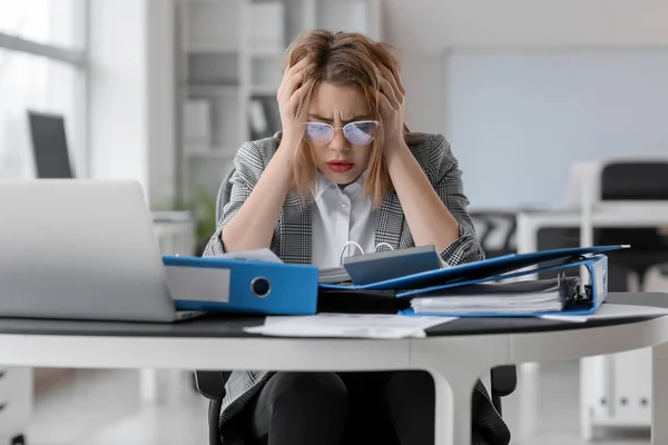 Stressad Kvinnlig Revisor Vid Förhandlingsbordet — Stockfoto
