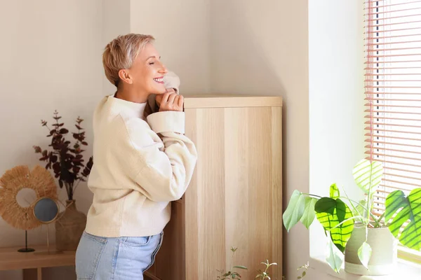 Mature Woman Smiling Home — Stock Photo, Image