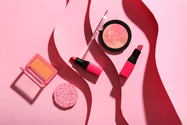 Composición Con Productos Cosméticos Esponja Maquillaje Sobre Fondo Rosa — Foto de Stock