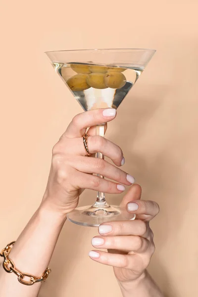 Vrouw Met Glas Martini Beige Achtergrond — Stockfoto