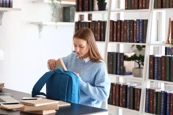 Studentin Steckt Buch Rucksack Bibliothek — Stockfoto